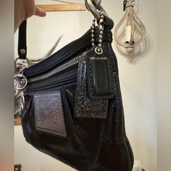 Coach Poppy Black Patent Wristlet with light grey Leopard Interior - Picture 4 of 7